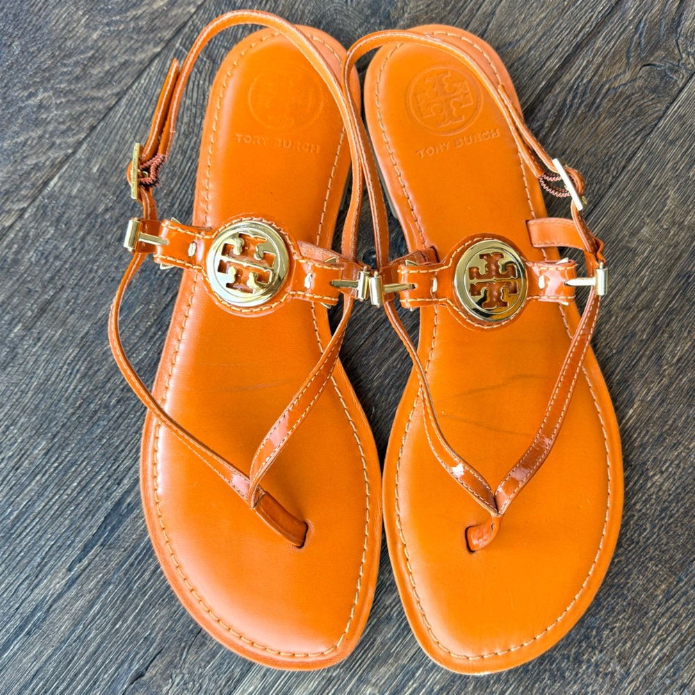 Tory Burch Ali flat sandals in orange leather with gold logo, Size 8.5
